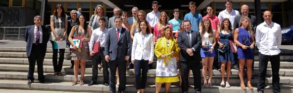 Carmen Plaza con las personas premiadas
