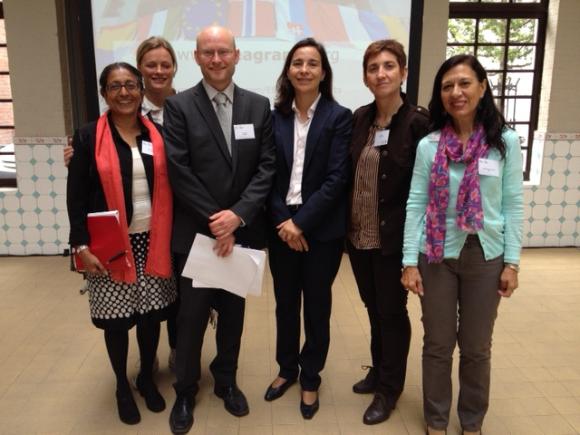Carmen Plaza acompañada de algunos participantes en el seminario