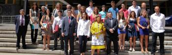 Carmen Plaza con las personas premiadas